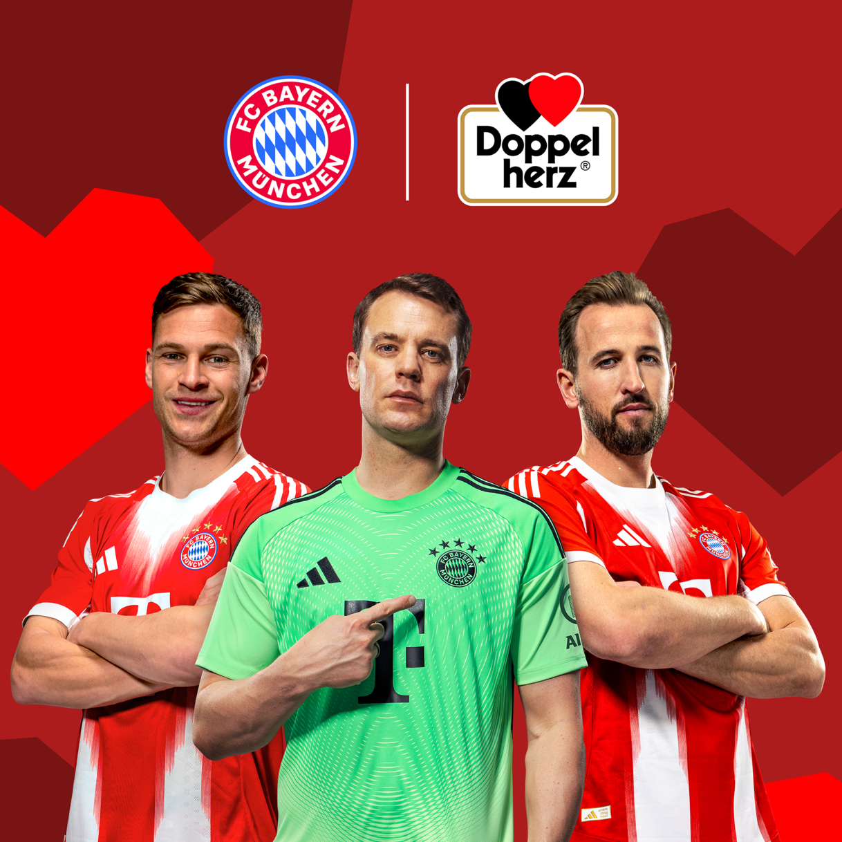 Trojica igrača FK Bajern Minhen stoje ispred crvene pozadine sa geometrijskim oblicima srca. Sleva nadesno: Hari Kejn, Džamal Musiala i Manuel Nojer. Iznad njih se nalaze logotipi FK Bajern Minhen i Doppelherz, koji ukazuju na partnerstvo između brendova.